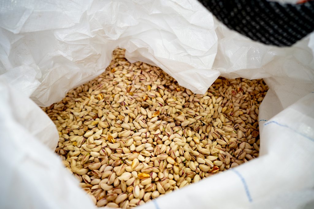 Pistacho seco ensacado en la planta de SABA Pistachios